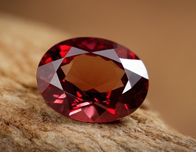 Le grenat, caractéristiques, géologie, propriétés et vertus de la pierre précieuse 4 Image mettant en avant le grenat, une pierre précieuse aux teintes chaudes et profondes, réputée pour sa beauté intemporelle et ses propriétés énergisantes.