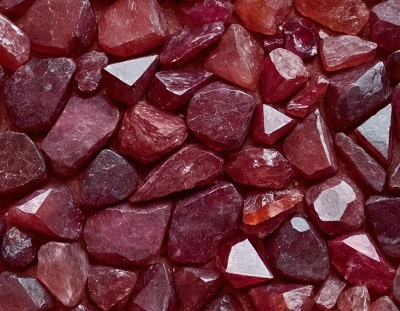 Le grenat, caractéristiques, géologie, propriétés et vertus de la pierre précieuse 6 grenats bruts en présentation