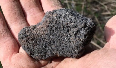 Qu’est-ce qu’une scorie ou laitier de fonderie ? 2 scorie trouvé dans un champ en détection de métaux