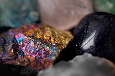 Photo illustrant les différentes institutions éducatives offrant des programmes de gemmologie, pour aider les étudiants à choisir l'école qui correspond le mieux à leurs besoins et à leurs objectifs.