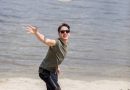 homme lançant un frisbee sur la plage