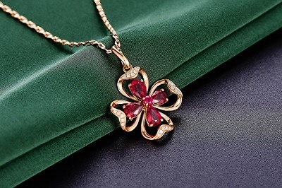 Pendentif avec rubis