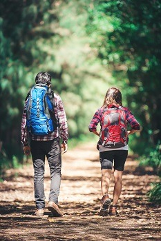Arrière du couple en randonnée. Voyage d'aventure en couple.