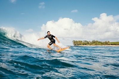 surfeur en train de surfer sur une vague