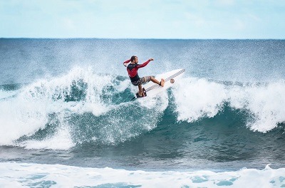 surfeur au dessus d'une vague