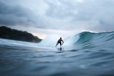 bon positionnement pour faire un tube en surf
