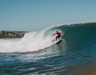surfeur en train de prendre un tube dans un rouleau à anglet