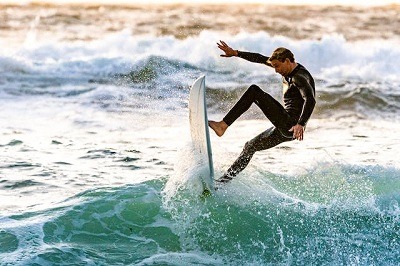 manœuvre radicale d'un surfeur sur une vague