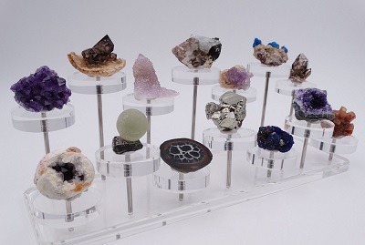 exposition de cristaux et de pierres fines et geodes