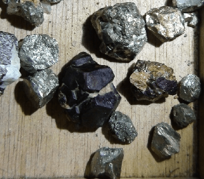 pierres à identifier avec un tableau