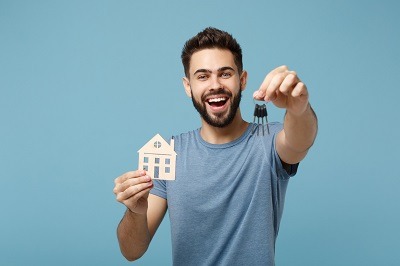 Choix d’un logement étudiant, comment faut-il s’y prendre ? 4 Etudiant qui tient les clef de son logement étudiant dans l amain
