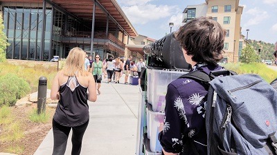 Choix d’un logement étudiant, comment faut-il s’y prendre ? 3 ensemble de plusieurs étudiants qui vont à la FAC