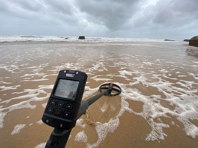 détecteur deus 2 au milieu de la mer sur une plage