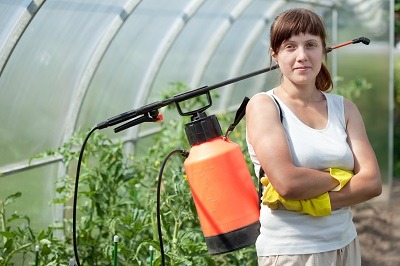 Pulvérisateur de jardin : les points essentiels à connaître pour une utilisation judicieuse 2 Jardinière féminine avec spray de jardin à dos