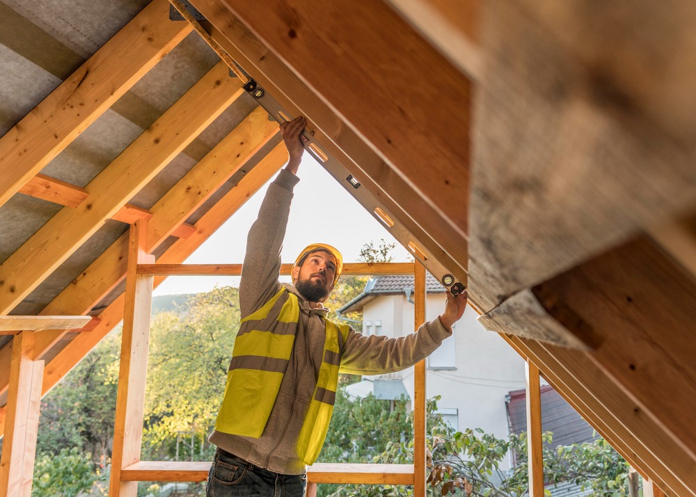 Entrepreneur du bâtiment qui pose une isolation dans les combles d'une maison