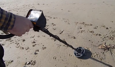 prospecteur français sur une plage en méditerranée avec son ace 250