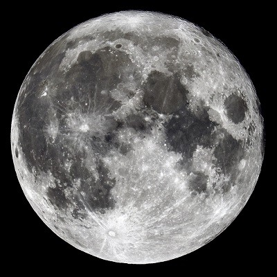 Vue de la lune depuis un télescope en noir et blanc