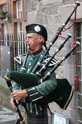Soldat écossais en habit de parade jouant de la cornemuse