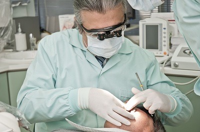dentiste au Maroc faisant des soins pour les touristes