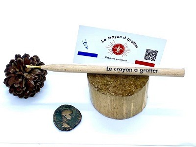 monnaie romaine avec un crayon de nettoyage à gratter