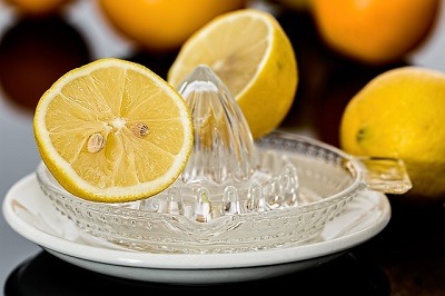 citron coupé en moitié prêt à être pressé