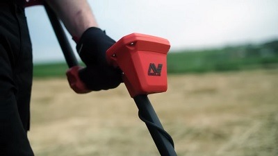 image de près du boitier de contrôle du minelab vanquish