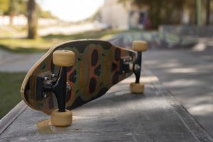 Skate : Guide pour choisir une planche de longboard 2 planche de longboard posé au sol sur le coté