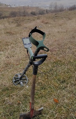 détecteur de métaux sur une Coline au milieu de la nature