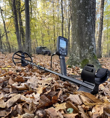 détecteur posé sur le sol au milieu d'une foret