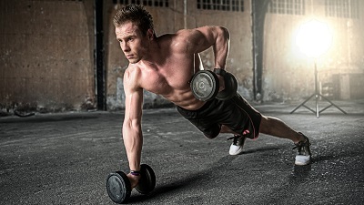 homme dans faisant de la muculation avec la méthode du powerlifting pour rester jeune