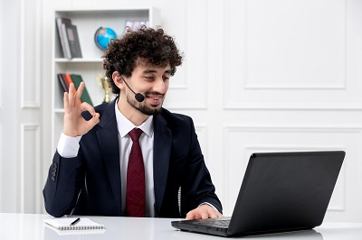 développeur web conseillant un client
