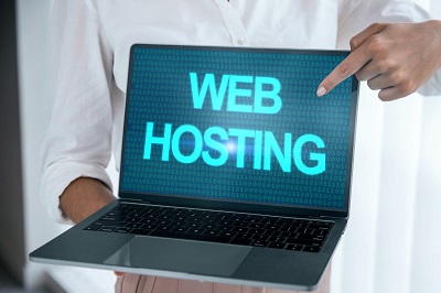 ordinateur portable montrant un site d'hébergement de site web
