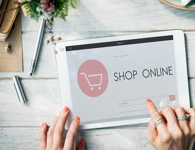 femme créant un site web en ligne