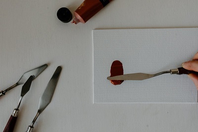 essai de peinture à la spatule sur une toile blanche