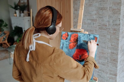 artiste qui peint à la spatule