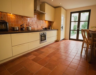 Vue d'ensemble des points forts et des limites du carrelage en cuisine : résistance aux taches et à l'humidité, mais susceptibilité aux fissures et à la détérioration