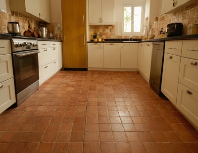 Photo mettant en lumière les bénéfices et les désavantages du carrelage dans les espaces culinaires : esthétique et hygiène, mais susceptibilité aux éclats et aux dommages