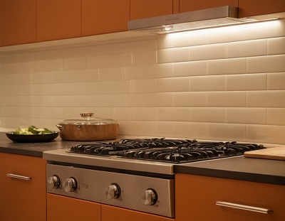 Image décrivant les atouts et les inconvénients du carrelage en tant que revêtement de sol pour une cuisine : résistance aux rayures et aux taches, mais attention à la glissance et à la fragilité.