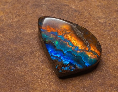Opale boulder: un tableau vivant de la terre ancienne, où les couleurs dansent dans la lumière comme des reflets sur l'eau.