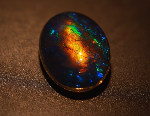 Précieuse opale noire, un tourbillon de nuances sombres et de reflets chatoyant
