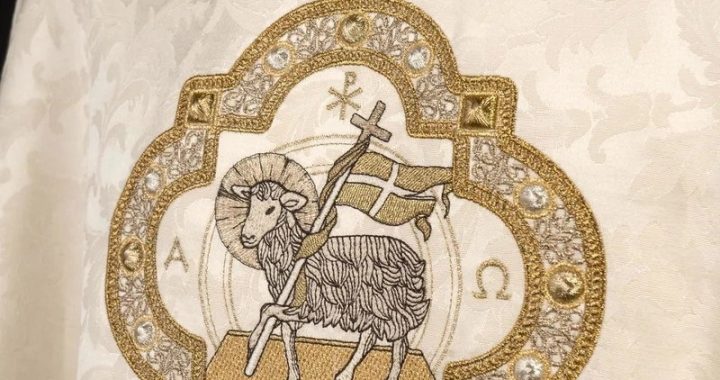 broderie des vêtements liturgiques