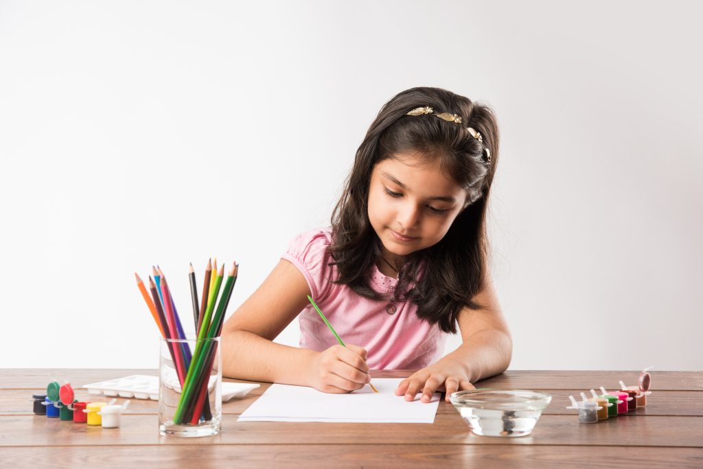 Enfant faisant du coloriage
