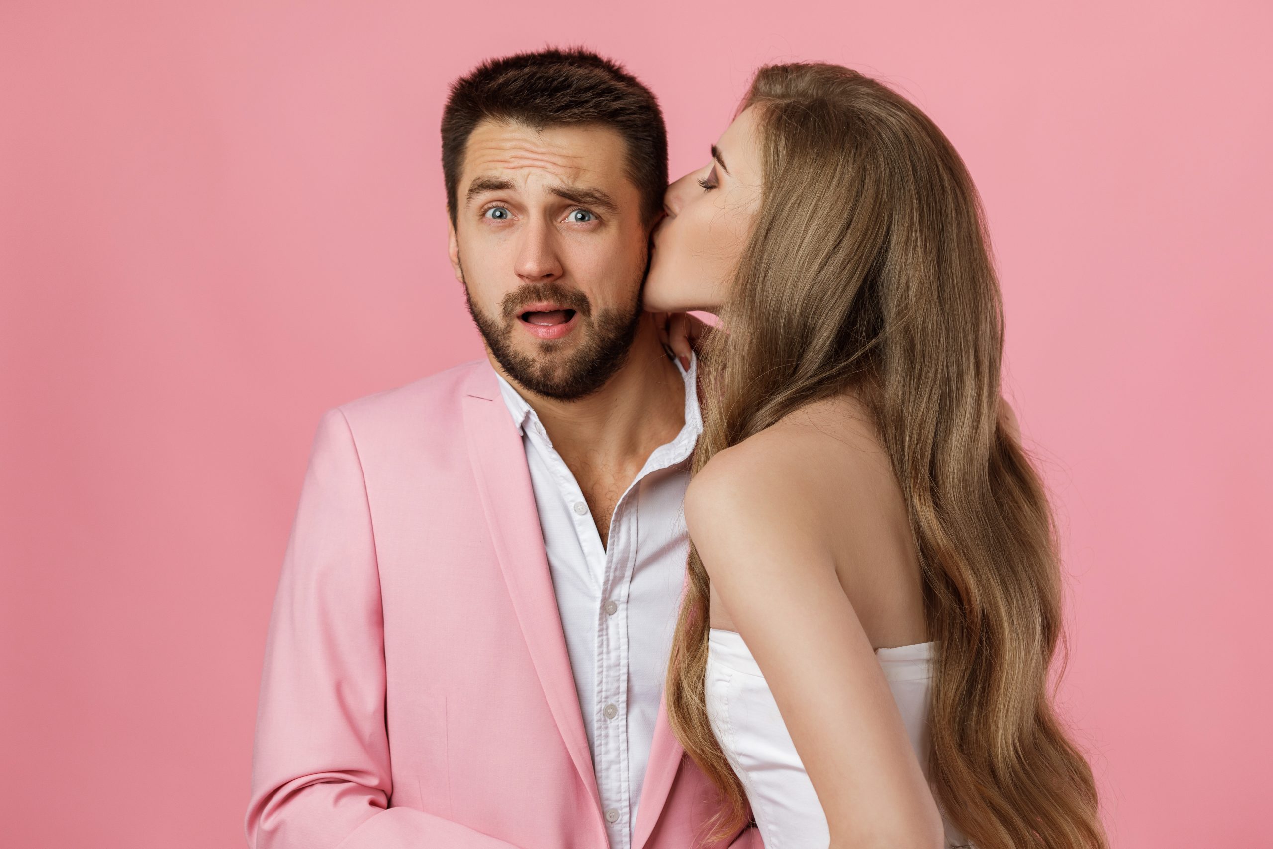 femme embrassant son petit ami scaled