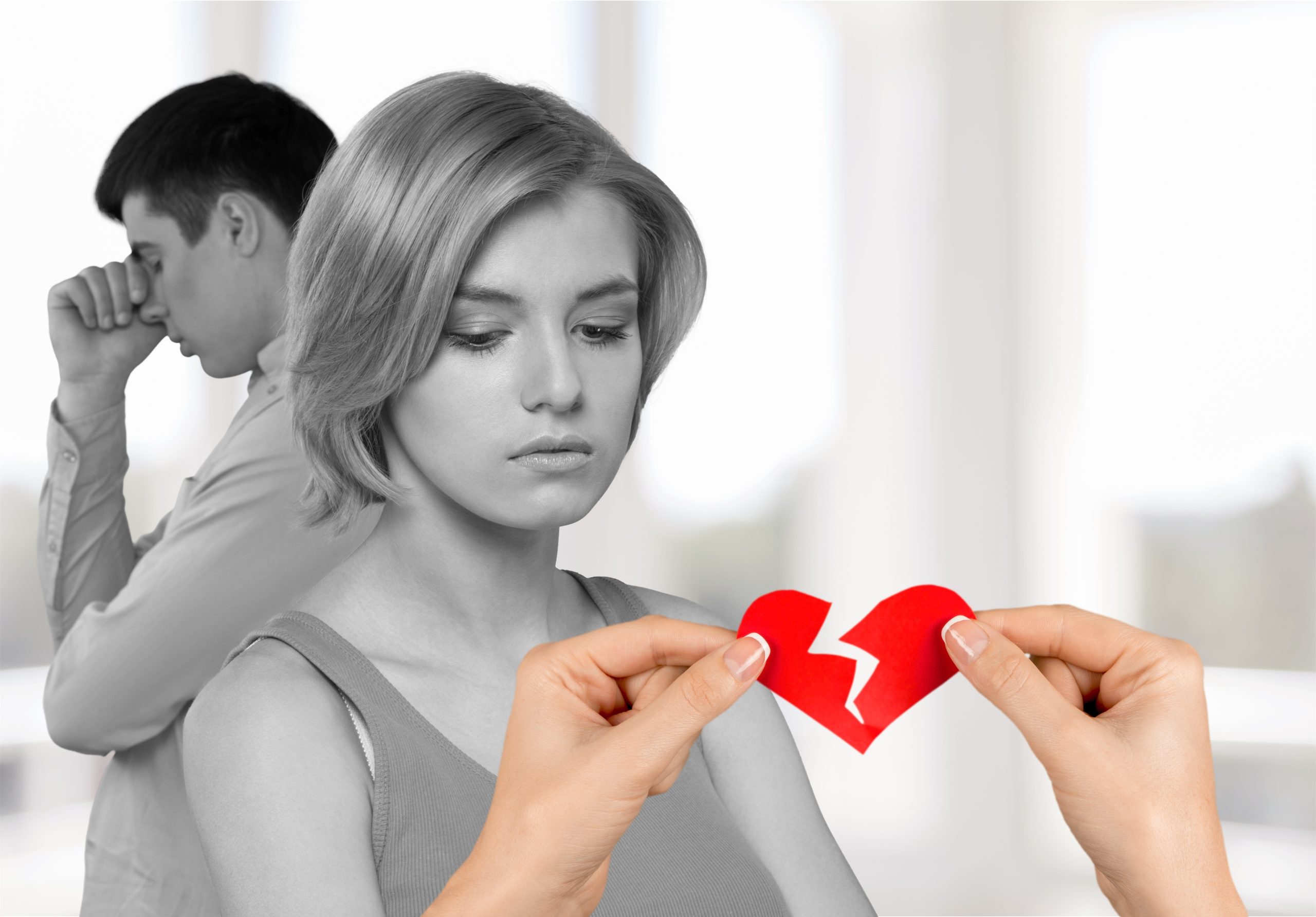 homme femme mains tenant coeur brise scaled