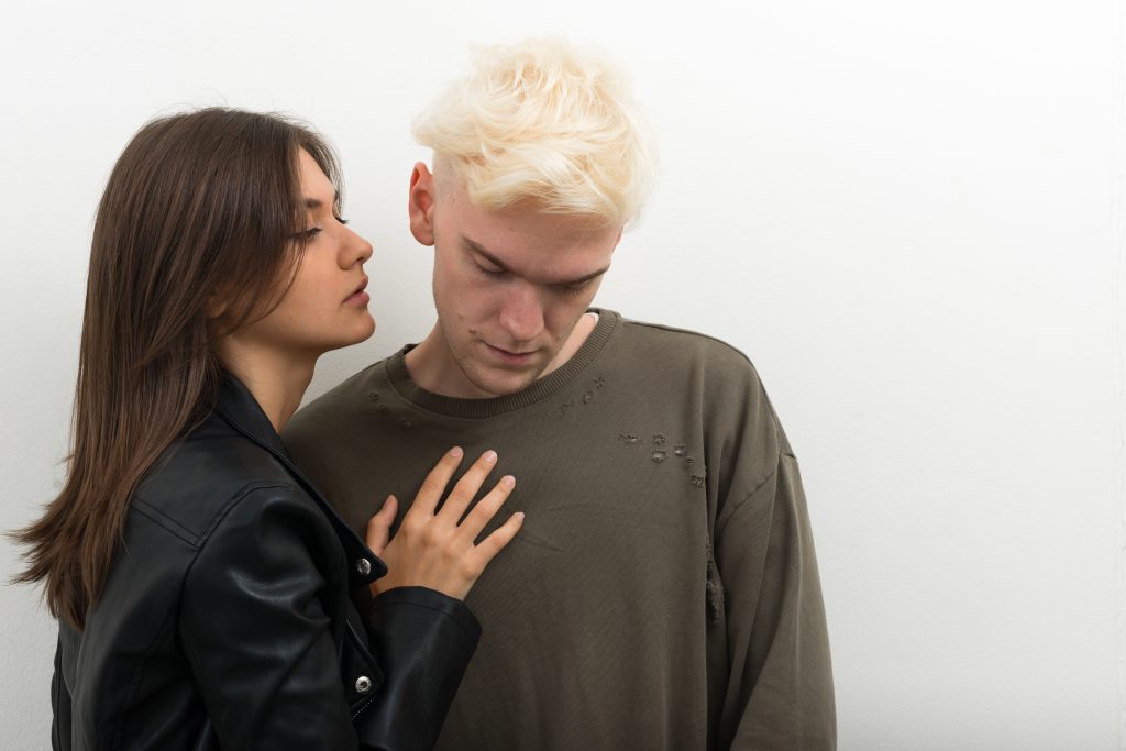 homme cache qu’il a une copine