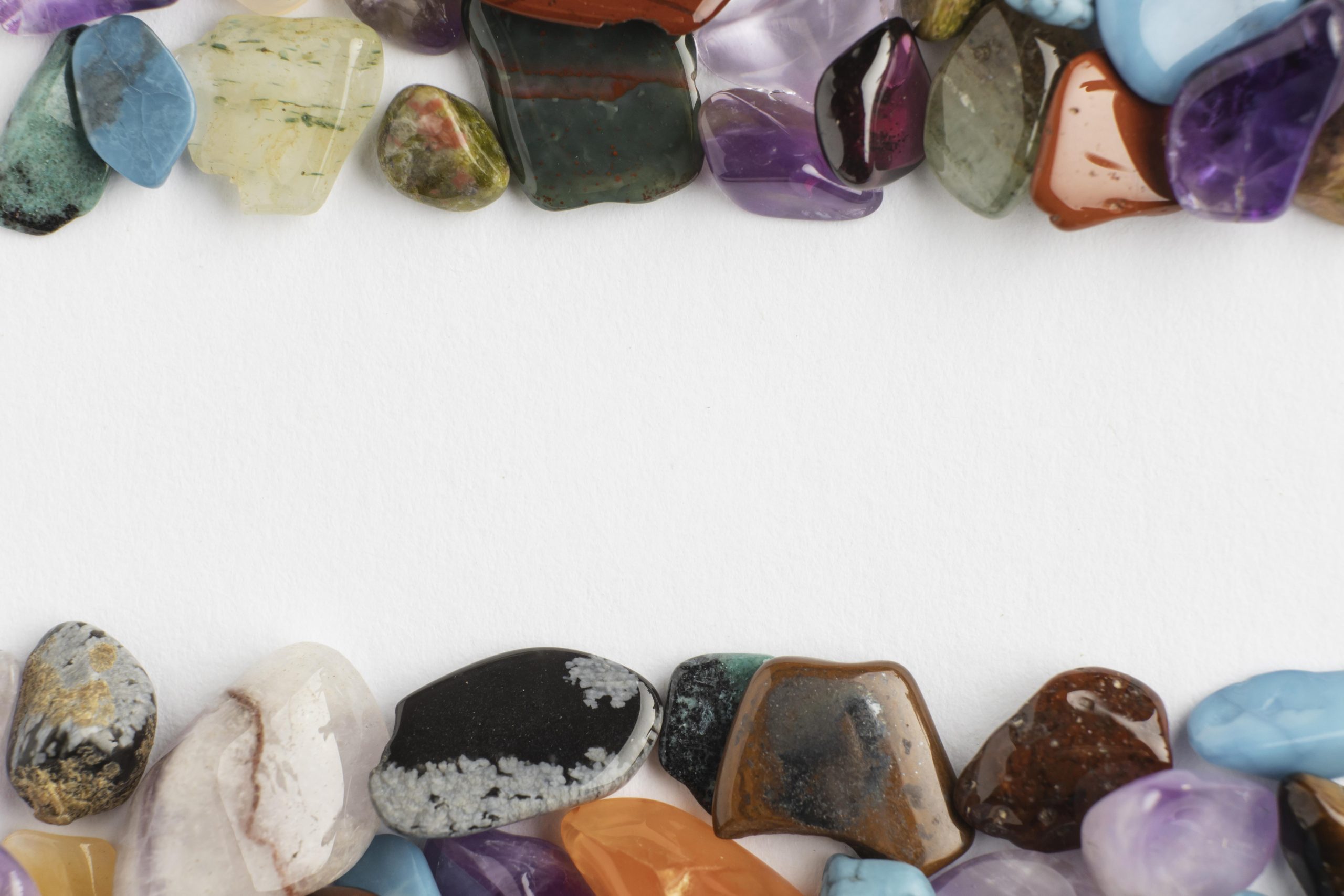 vue de dessus collection de petites pierres colorees scaled