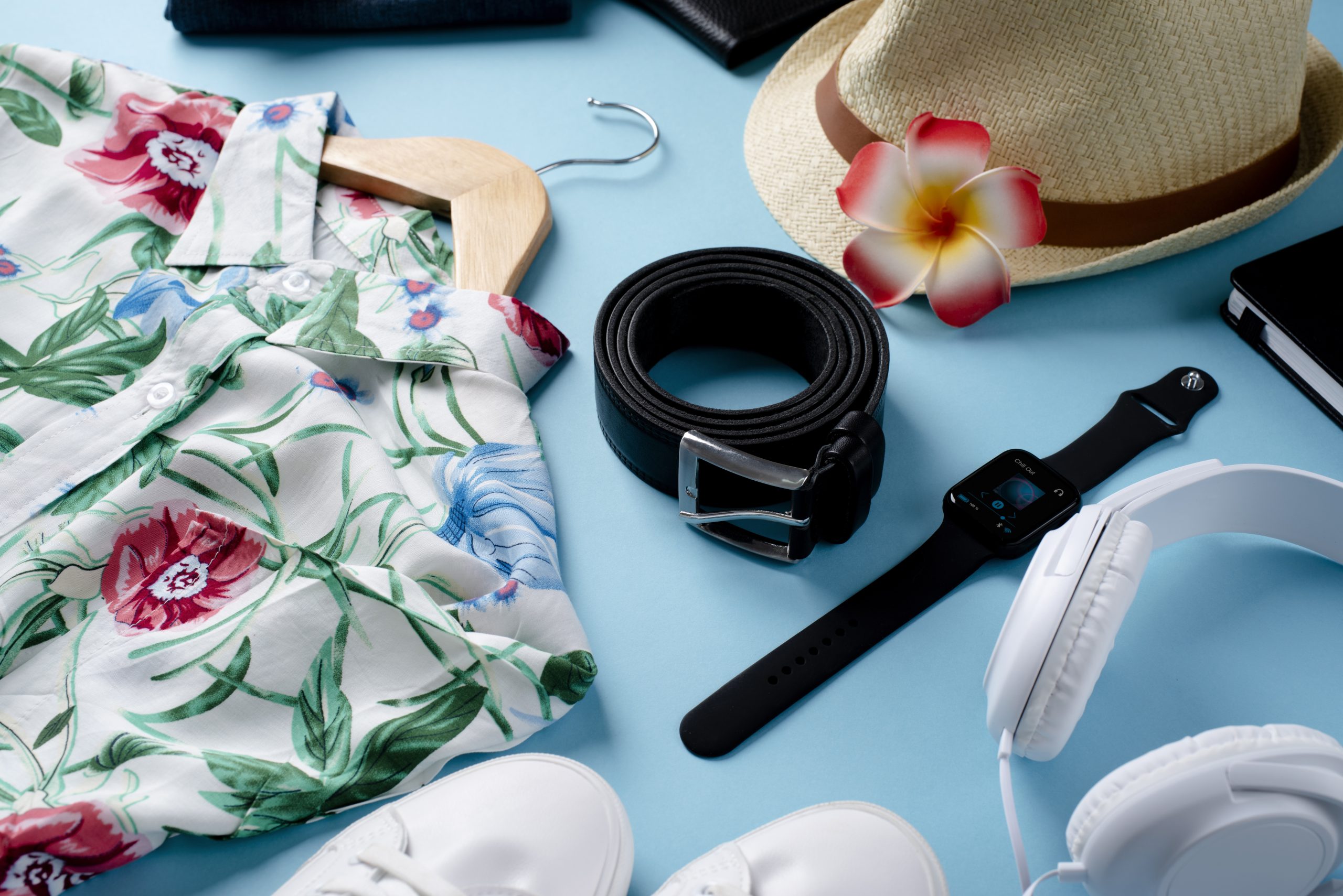 vue de la chemise hawaienne avec imprime floral sur le cintre et la ceinture scaled