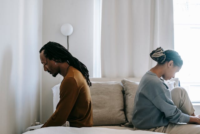 homme et femme dos à dos